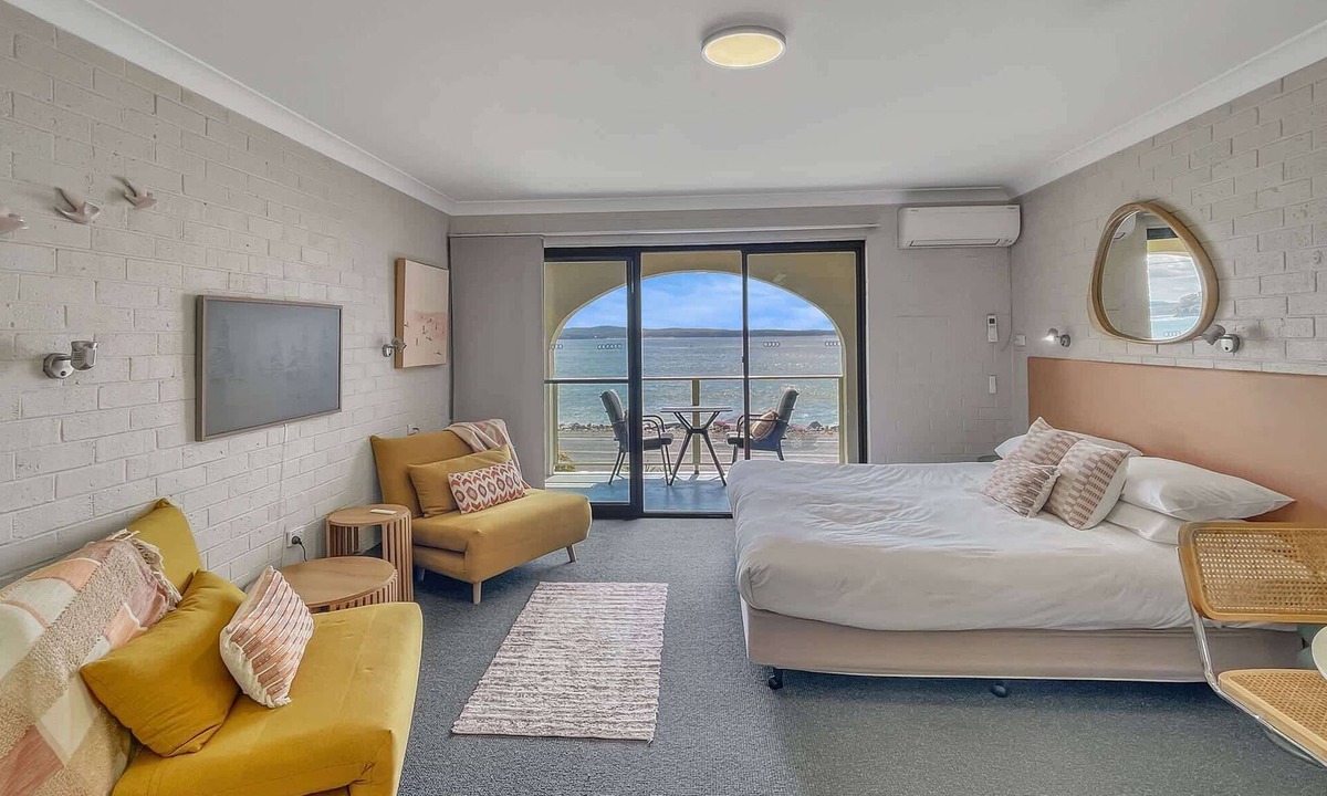 Batehaven Apartment | Beachside Studio Steps from Casey’s Beach