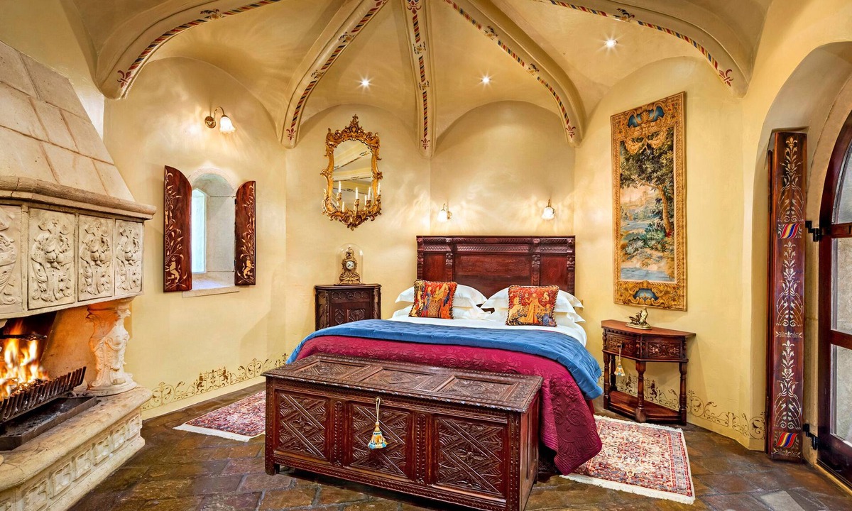 Crafers Bed & Breakfast | Castle Keep- Exceptionally Romantic Escape for 2 with open log fire.