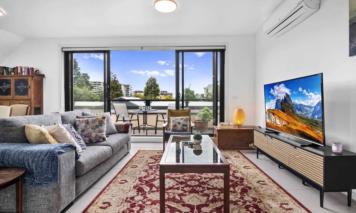 Footscray Apartment | Comfortable 2 Bed Stay with Parking