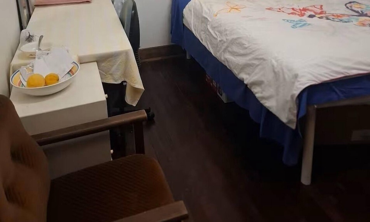 Doubleview House | Comfy room near the beach shared living and bathroom friendly host