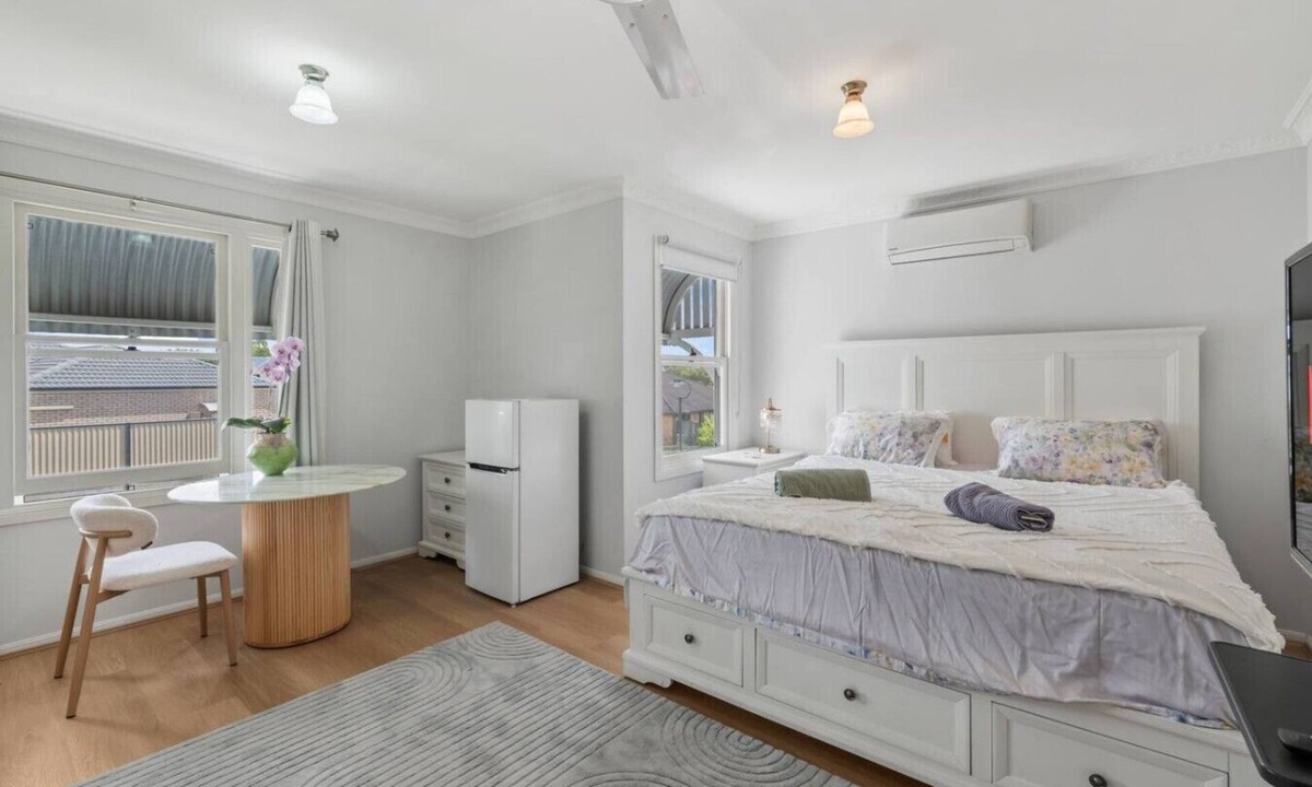 Springfield Lakes House | Cozy Master Room | Shared Unit Parking