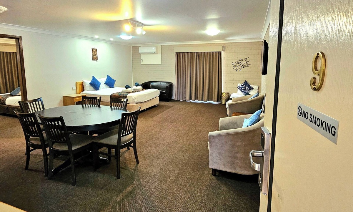 Young Hotel | Hilltops Retreat Motor Inn