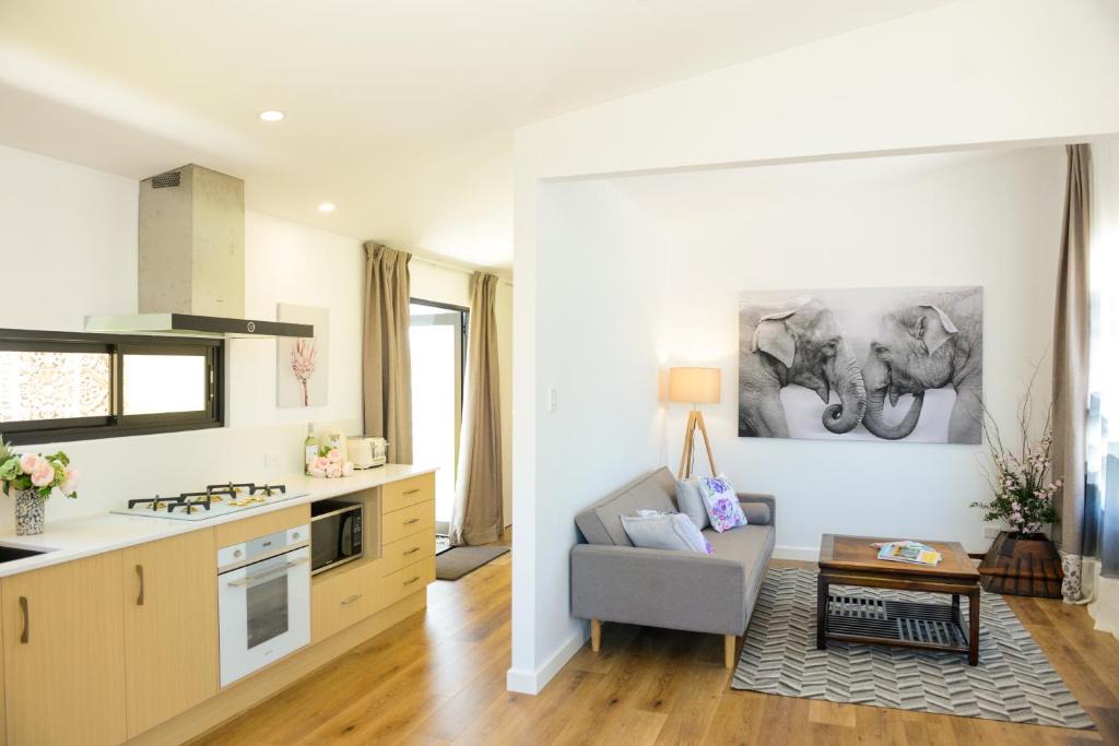 Kangaroo Valley House | Myrtle Tree Lodge Trunks - stand alone lodge in the Heart of village