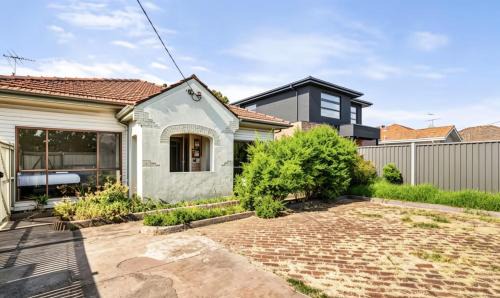 Pascoe Vale South House | Pascoe Peak Cottage -Stay Near Shops and transport