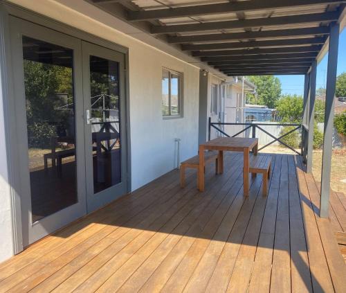 California Gully House | Private 3Bed Home with Large Deck Central Location