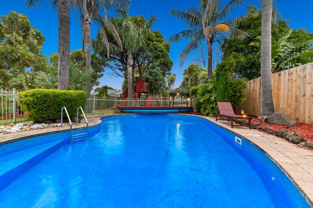 Berwick Apartment | Relax Refresh Rejuvenate Pool Cabin Garden Tree house Vintage charm