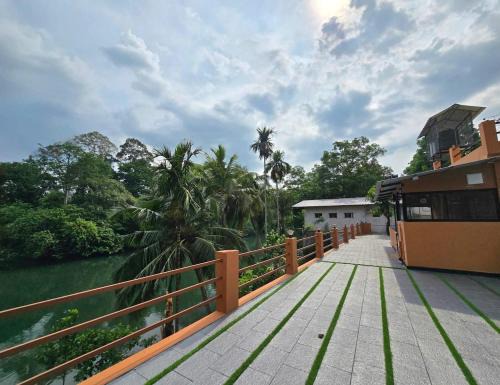 Thenmala House | River Portico