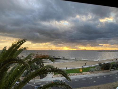 St Kilda Apartment | St Kilda absolute beachfront views