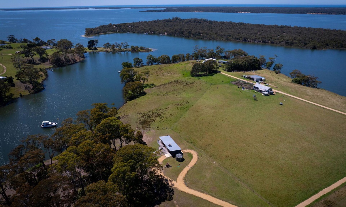 Forge Creek Apartment | Waterfront Luxury Farm Studio situated on the Gippsland Lakes, Victoria.