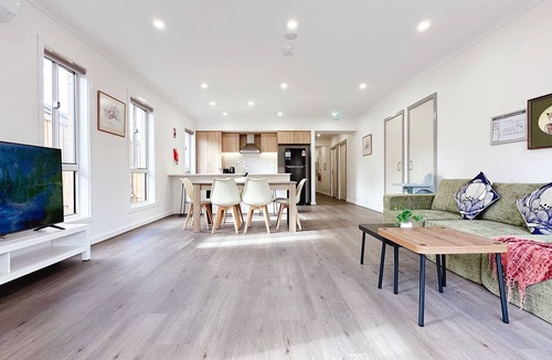 Werribee House | 2024Built/AC & Bath each Room/Study/TownCentre/SDA