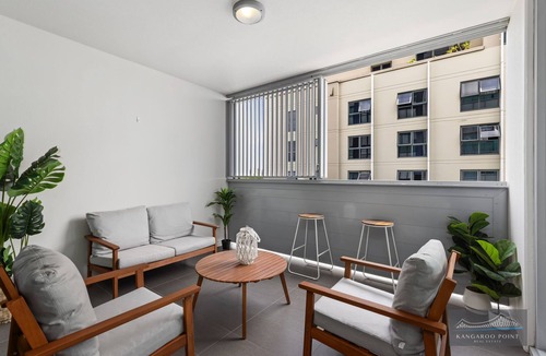 Kangaroo Point Apartment | 2Br, 2 Bath Unit with River Views, Parking & Wifi