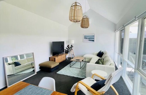 Torquay House | A Wave From It All