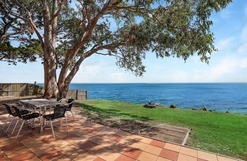 Amity Point House | Absolute waterfront property on rock wall