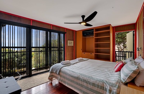 Point Lookout House | Architect designed family beach house perched high on a hill with water.