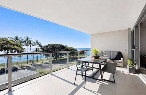 North Ward Apartment | Beachfront Bliss on The Strand 3BR Pool and Parking
