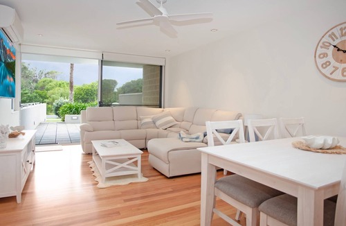 Hawks Nest Apartment | Beachfront on Bennetts | Beaches Apartment 4