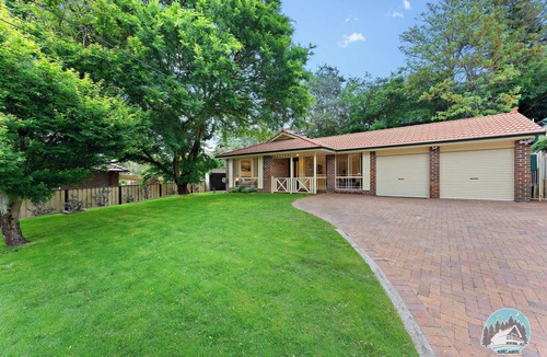 Epping House | Big Group Stay: 4BR Retreat near Trains & Parks