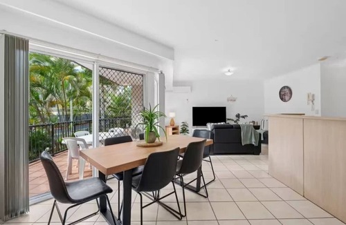 Labrador Apartment | Broadwater Waterfront Balcony near Sea World