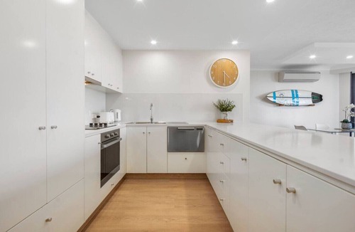 Main Beach Apartment | Carrington Coastal Escape - Views, Wi-fi, Parking