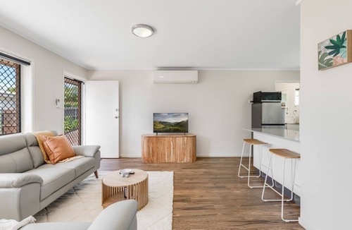Centenary Heights Apartment | Charm in Leafy Centenary Heights!