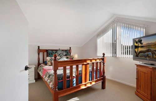 Warrnambool House | Charming spacious home with bay views close to CBD