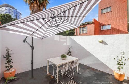 North Melbourne House | Chic 2BR Home with Backyard - Steps from Queen Vic Market
