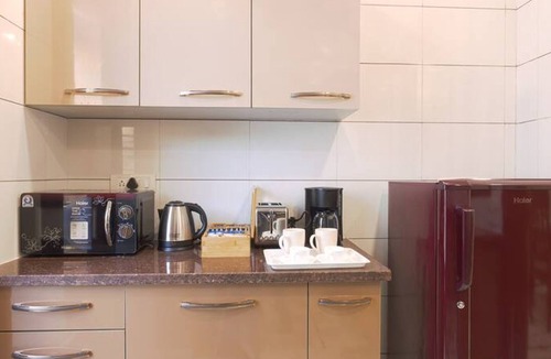 Sushant Lok Apartment | Child friendly Retreat w balcony tub King Bed