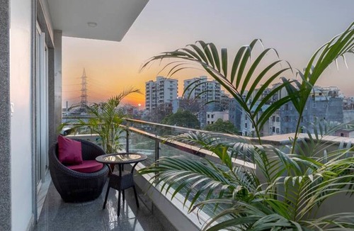 Sushant Lok Apartment | Child friendly Retreat w balcony tub King Bed