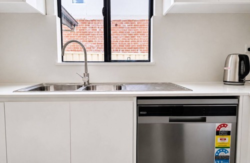 Parramatta House | Comfortable 3BR 2BA House 5 Minutes to Parramatta CBD Heating & Aircon, BBQ