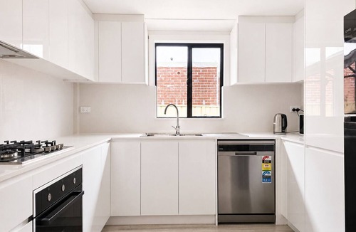 Parramatta House | Comfortable 3BR 2BA House 5 Minutes to Parramatta CBD Heating & Aircon, BBQ