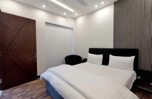 Lahore House | DHA Phase 6 - Executive And Luxurious Rooms - Near Raya, Dolmen and Airport