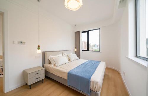 Huangpu Apartment | EHUB - Bright Chic 3Bedroom with High Floor at Lujiabang Subway