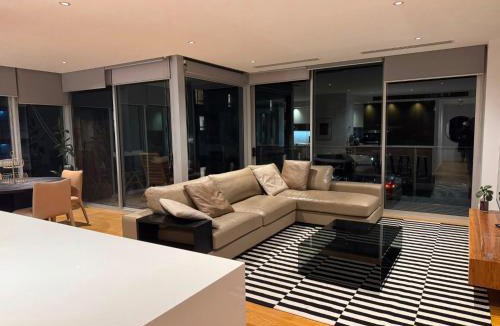 Capital Hill Apartment | Executive 2B2B Luxury Apartment Barton- 7-10 min walk to PH, M-Oval & Lake BG