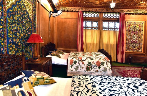 Sudarbal Boat Rental | Explore & Unwind on this luxury Houseboat