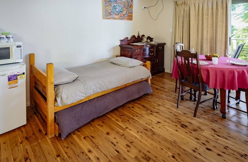 Cumboogle Apartment | Heritage Studio with shared kitchen, short drive to zoo, rural setting