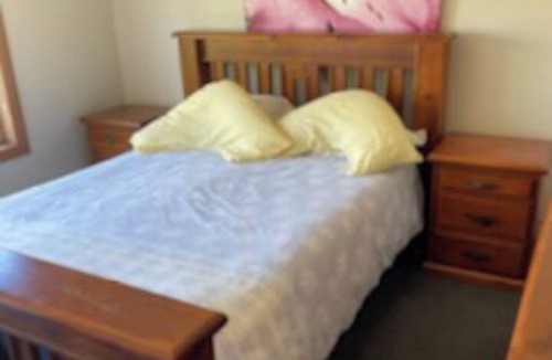 Yarrawonga House | Hidden Oasis on Piper. Park your car and walk to everything