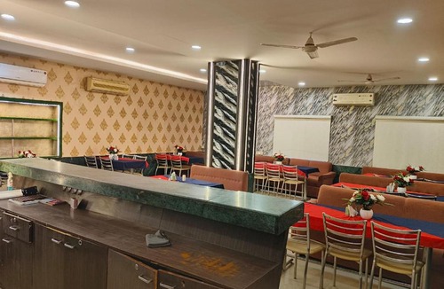 Datia Hotel | Hotel Surya