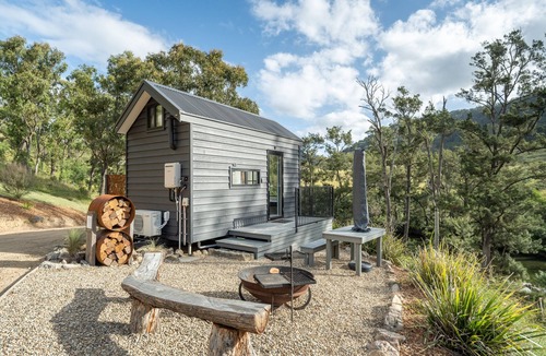 Joadja Cabin | Luxury Off-Grid Tiny House in the beautiful Southern Highlands