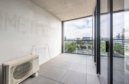 Phillip Apartment | Modern Chic 1-Bedroom Apartment with Parking