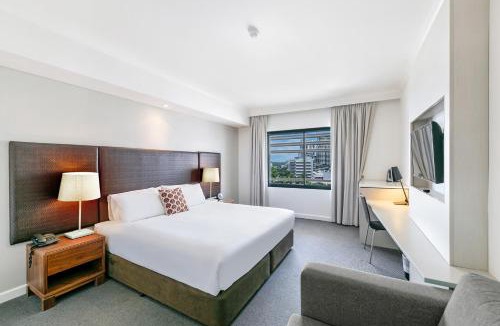 Darwin City Centre Apartment | Modern Harbour Retreat with Sweeping Views Pool