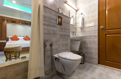Chithirapuram Hotel | Monsoon Grande