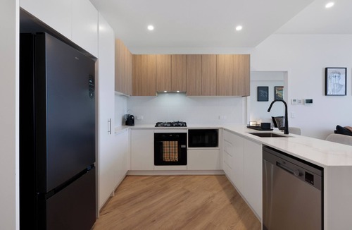 Southport Apartment | Opulent 2BR Sky View Parking, Pool, Gym & Sauna