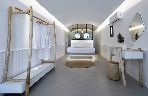 Agios Georgios Hotel | Oscar Beachfront Suites-Adults Only