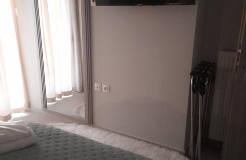Larissa Apartment | Perfect Strangers C1