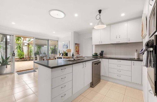 Woorim House | Pet Friendly Beachside Hideaway - Lazy on Lowry