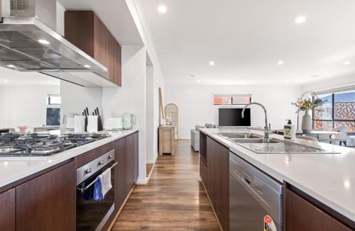 Point Cook House | Point Cook Spacious and Comfy 4BR 3BA Haven C9
