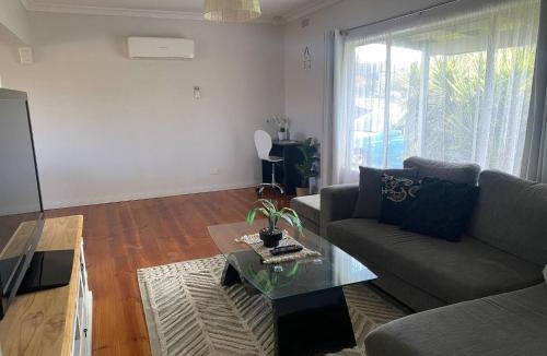 California Gully House | Private 3Bed Home with Large Deck Central Location