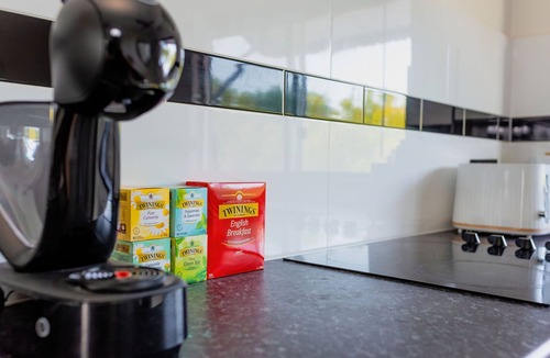 Woolner Apartment | Quiet Centrally located apartment only 10 mins from Airport!