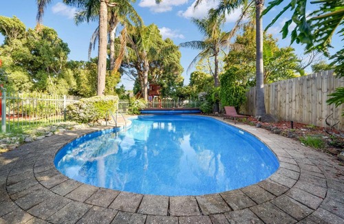 Berwick Apartment | Relax Refresh Rejuvenate Pool Cabin Garden Tree house Vintage charm