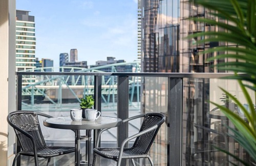 Docklands Apartment | Rooftop Pool 2BR Apt at Marvel Stadium with Free Parking